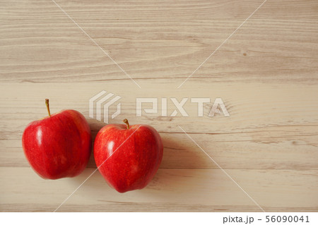 リンゴと木目のコピースペース リンゴと木目のコピースペース 56090041