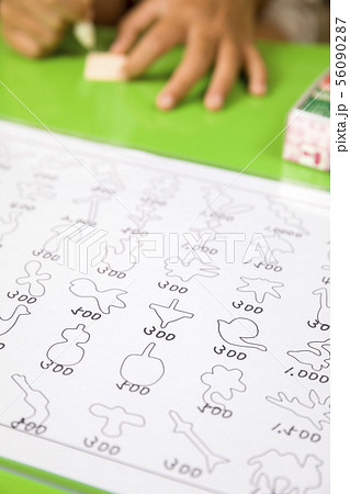 祭りでカタヌキをする子供手元 56090287