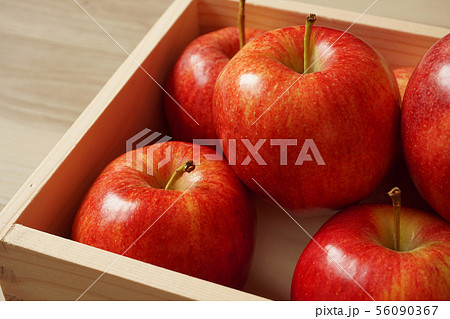 木箱に入ったリンゴ、テーブルの上の林檎	 56090367