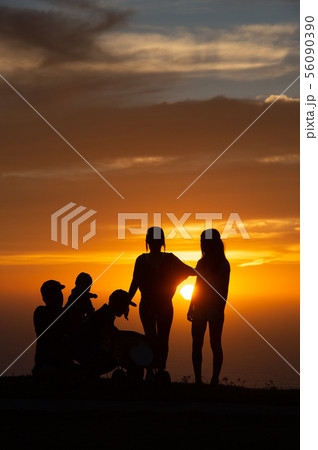 夕景シルエット、希望に満ちた、若者たち 夕景シルエット、希望に満ちた、若者たち 56090390