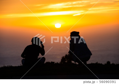 夕景シルエット、希望に満ちた、若者たち 56090391