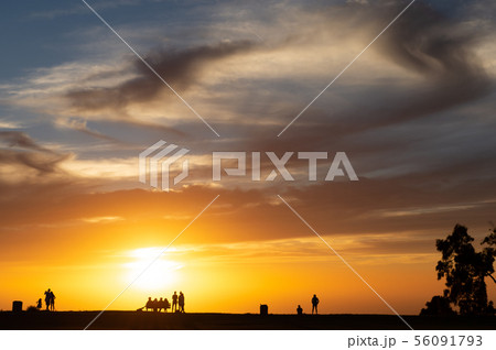 夕景シルエット、希望に満ちた、若者たち 夕景シルエット、希望に満ちた、若者たち 56091793
