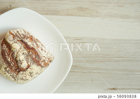 テーブルの上のパン。リュスティック、フランスパン。 56093838