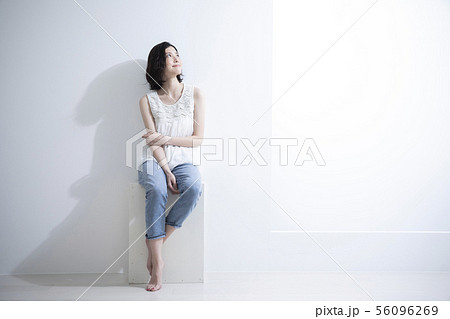 箱に座る女性 56096269