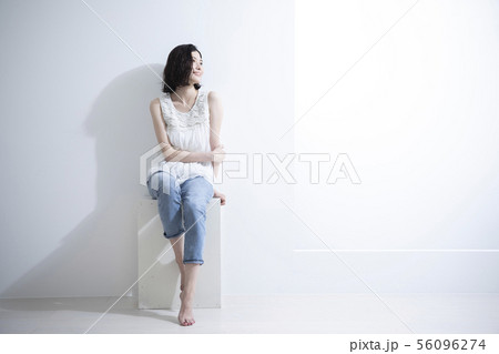 箱に座る女性 56096274