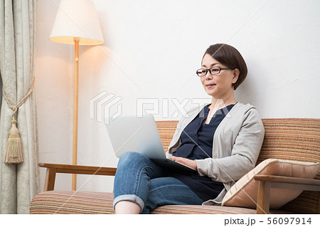 シニア女性 シニア女性 56097914
