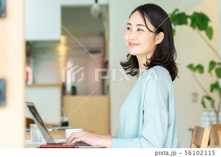 PCに向かう女性 PCに向かう女性 56102115