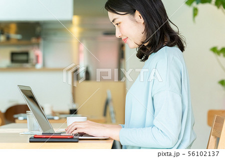 PCに向かう女性 PCに向かう女性 56102137