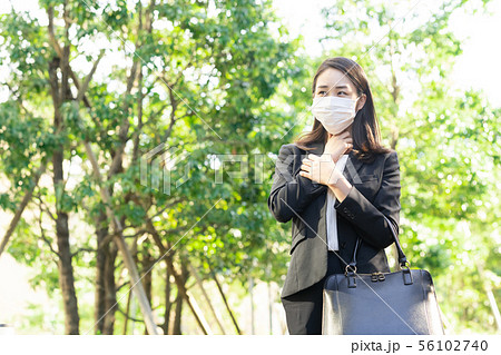 マスクをしたビジネスウーマン マスクをしたビジネスウーマン 56102740