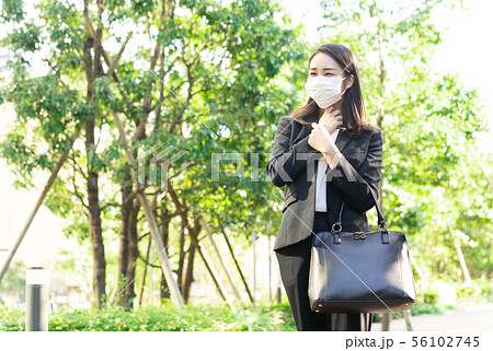 マスクをしたビジネスウーマン 56102745