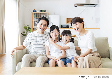家族 親子 ファミリー 女性 子供 家族 親子 ファミリー 女性 子供 56104680