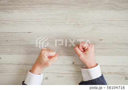 机をたたいているビジネスパーソンの手 怒っている人の手の写真素材