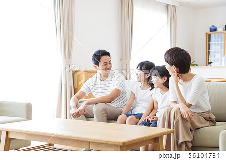 家族　親子　ファミリー　女性　子供 56104734