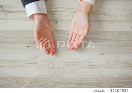 机の上に手を置く。商品を紹介するまたは書類を説明する手、どうぞなどの手の表現。そのほかにも面接官など 机の上に手を置く。商品を紹介するまたは書類を説明する手、どうぞなどの手の表現。そのほかにも面接官など 56104935