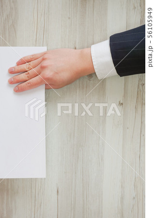 書類を出すビジネスパーソンの手 紙を受け取る人 書類を出すビジネスパーソンの手 紙を受け取る人 56105949