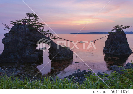 機具岩(はたごいわ)・能登二見の夕景、石川県羽咋郡志賀町にて 機具岩(はたごいわ)・能登二見の夕景、石川県羽咋郡志賀町にて 56111856