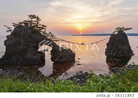 機具岩(はたごいわ)・能登二見の夕景、石川県羽咋郡志賀町にて 機具岩(はたごいわ)・能登二見の夕景、石川県羽咋郡志賀町にて 56111863