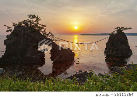 機具岩(はたごいわ）・能登二見の夕景、石川県羽咋郡志賀町にて 56111864