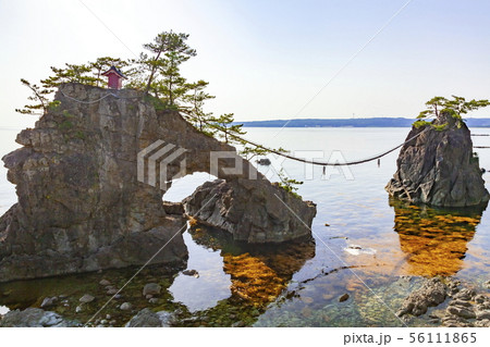 夕日を浴びた機具岩（はたごいわ）・能登二見、石川県羽咋郡志賀町にて 56111865