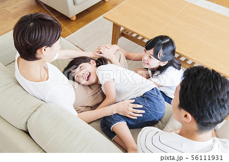 家族　親子　ファミリー　女性　子供 56111931