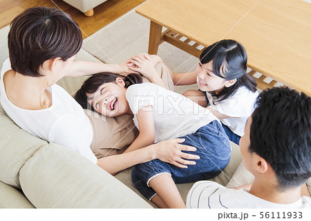 家族　親子　ファミリー　女性　子供 56111933