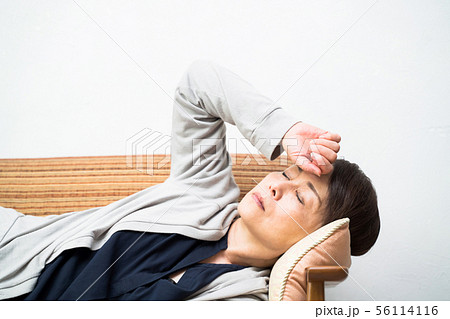 体調不良 女性 ミドル 体調不良 女性 ミドル 56114116