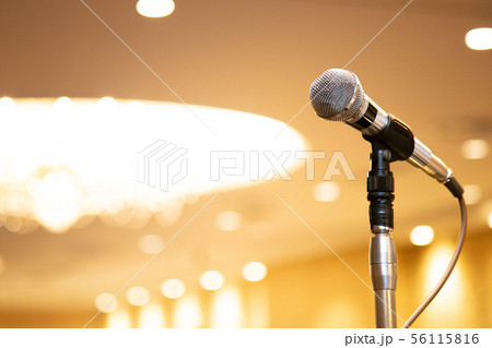 講演会のマイク 56115816