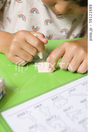 祭りでカタヌキをする子供手元 祭りでカタヌキをする子供手元 56121689