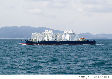 大阪湾を行く曳き船と艀 56122363