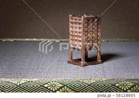 畳の上にある行灯 56128605