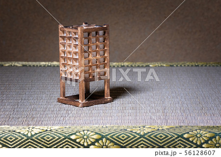 畳の上にある行灯 畳の上にある行灯 56128607