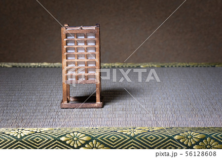 畳の上にある行灯 畳の上にある行灯 56128608
