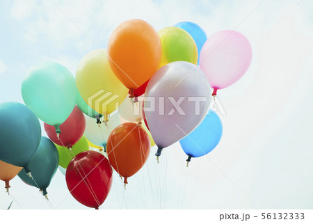 青空 カラフル 風船 56132333