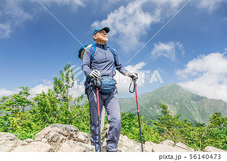登山　トレッキング　シニア 56140473