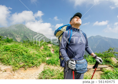登山　トレッキング　シニア 56140475