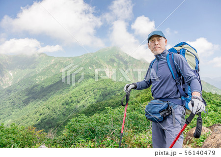 登山　トレッキング　シニア 56140479