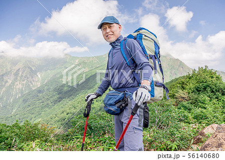 登山　トレッキング　シニア 56140680