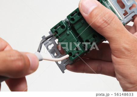 電気工事　スイッチ　コンセントへの配線作業 56148633