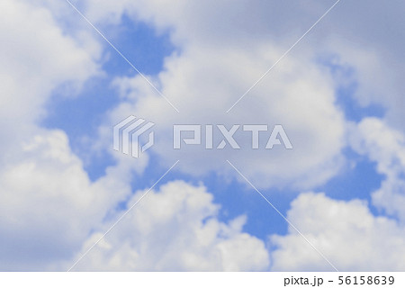 青空と雲の背景素材 暑中見舞い テンプレートのイラスト素材