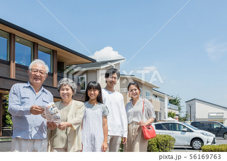 モデルハウス 住宅展示場 ハウス展示場 見学 三世代家族 二世帯住宅の写真素材