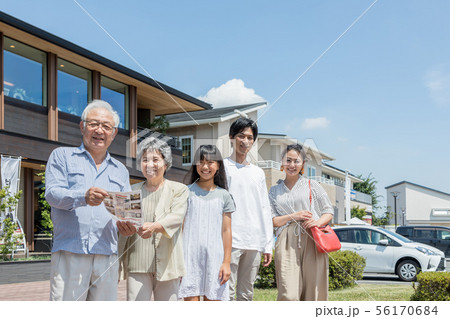 モデルハウス 住宅展示場 ハウス展示場 見学 三世代家族 二世帯住宅 モデルハウス 住宅展示場 ハウス展示場 見学 三世代家族 二世帯住宅 56170684