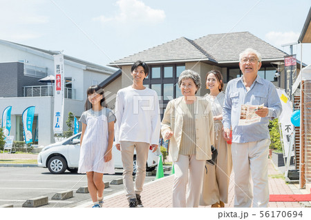 モデルハウス 住宅展示場 ハウス展示場 見学 三世代家族 二世帯住宅の写真素材
