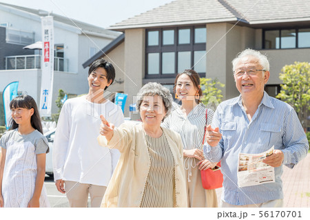 モデルハウス 住宅展示場 ハウス展示場 見学 三世代家族 二世帯住宅の写真素材