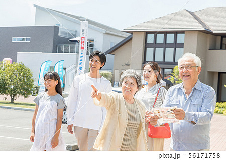 モデルハウス 住宅展示場 ハウス展示場 見学 三世代家族 二世帯住宅 モデルハウス 住宅展示場 ハウス展示場 見学 三世代家族 二世帯住宅 56171758