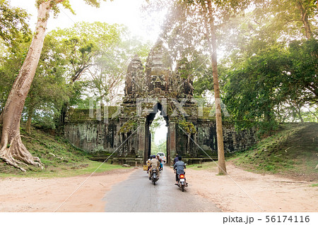 Cambodian drive vehicles into the gate of Prasat 56174116