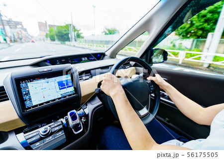 [交通イメージ] 安全運転で法定速度を守って一般道を走行する女性ドライバーのシーン（パーツカット） 56175505