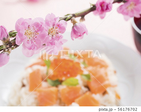 桃の花 サーモンのちらし寿司の写真素材