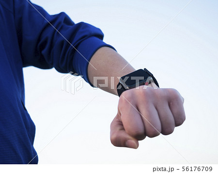 スマートウォッチを付ける男性の手 スマートウォッチを付ける男性の手 56176709