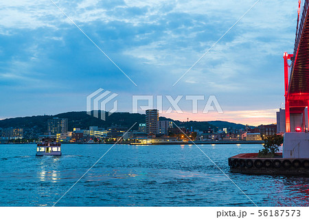 若戸大橋の夕暮れ【福岡県北九州市】 若戸大橋の夕暮れ【福岡県北九州市】 56187573