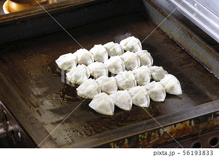 焼き餃子 餃子店 厨房 イメージ素材 焼き餃子 餃子店 厨房 イメージ素材 56193833